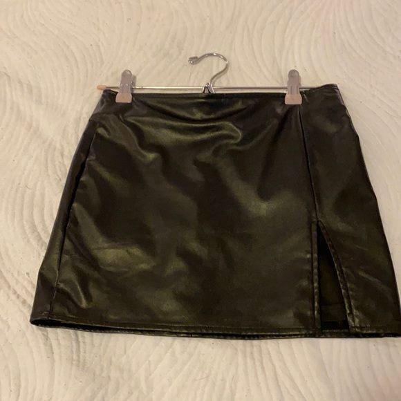 FAUX LEATHER BLACK MINI SKIRT - Picture 2 of 2